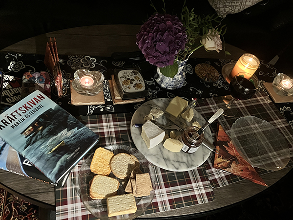 Kräftskiva med ostbricka och corvinavin