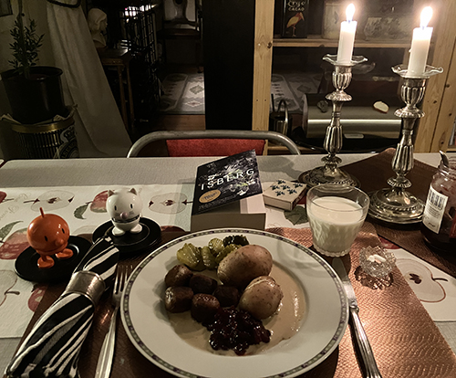 Kycklingköttbullar potatis gräddsås lingon gurka Hopptisarna Isberg tända ljus