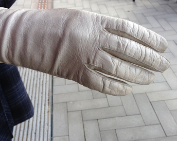 Lisbeths hand i handske