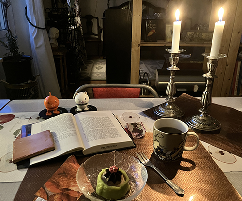 Noisette kaffe Hopptisarna bokuppslag tända ljus