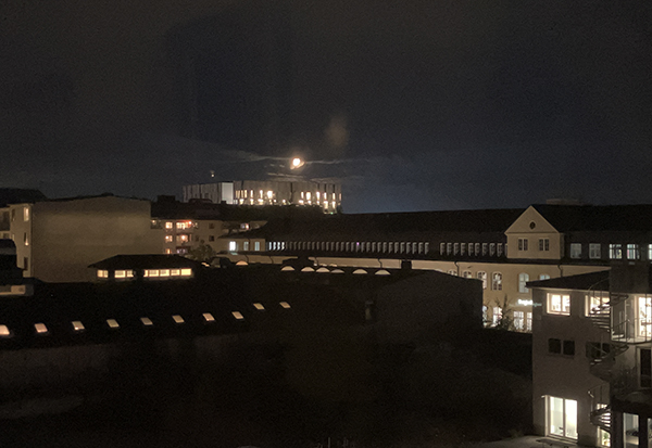 Oktoberkväll med måne över UKK