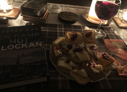 Ostassiettt En kamp mot klockan rödvin tända ljus