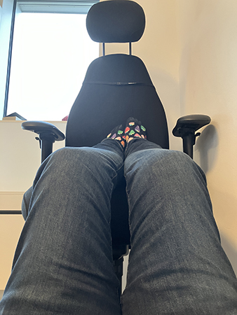 På yogamatta med benen upp i skrivbordsstolen på jobbet På yogamatta med benen upp i skrivbordsstolen på jobbet