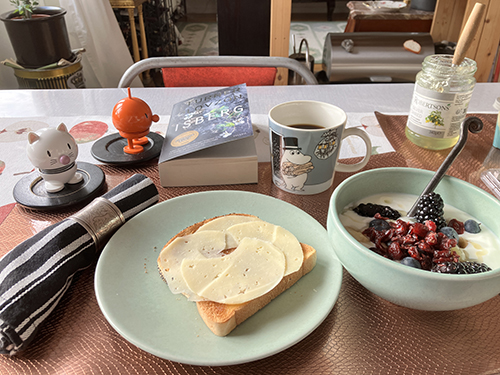 Rostat bröd fil med bär Hopptisarna o boken Isberg