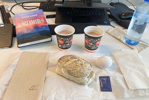Skrivbordslunch med Hungermyren macka ägg varm choklad