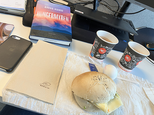 Skrivbordslunch på jobbet med Hungermyren