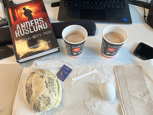 Skrivbordslunch på jobbet med macka ägg varm choklad o Djävulens bästa trick Skrivbordslunch på jobbet med macka ägg varm choklad o Djävulens bästa trick