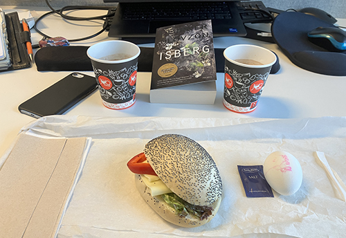 Skrivbordslunch på jobbet med macka ägg varm choklad o Isberg Skrivbordslunch på jobbet med macka ägg varm choklad o Isberg