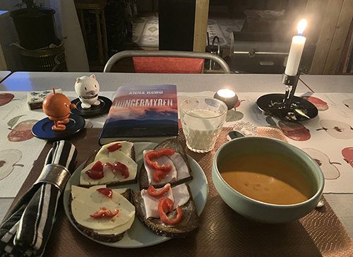 Smörgås o tomatsoppa Hopptisarna och Hungermyren tända ljus Smörgås o tomatsoppa Hopptisarna och Hungermyren tända ljus