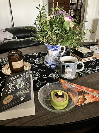 Söndagsfika i vardagsrummet med Noisette och Isberg