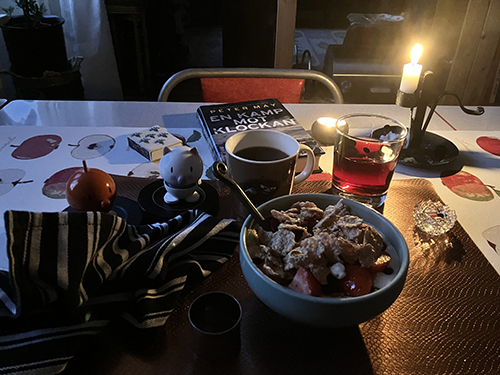 Torsdagsfrukost med En kamp mot klockan tända ljus Hopptisarna