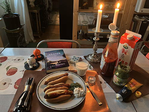 Tre kycklingkorvar med bröd tända ljus Hopptisarna och Rester av döden