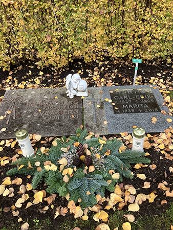 Två ljus på graven i Motala allhelgona 2025