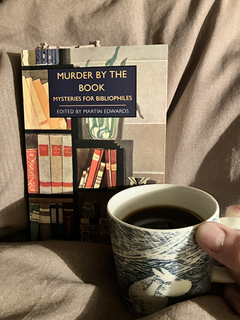 Boken Murder by the book och kaffe på sängen