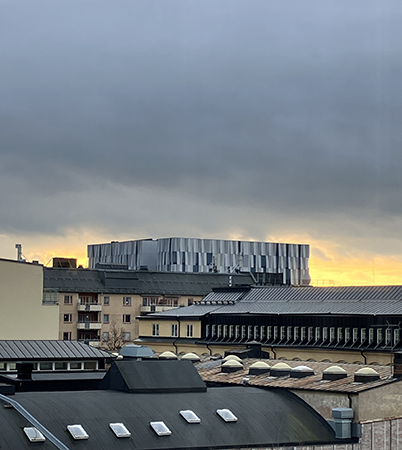 Grå novembermorgonhimmel bakom UKK