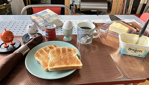 Hemmalunch med rostat bröd ägg kaffe Hopptisarna o Murder by the book