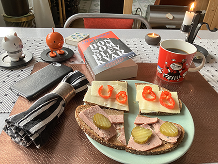 Kaffe o mackor till hemmalunch med Hopptisarna o Hon som blev kvar