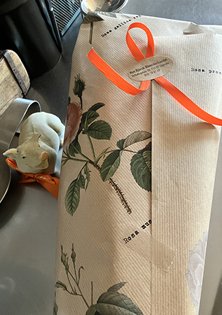 Köksgrisen och blommor i papper båda med orange band