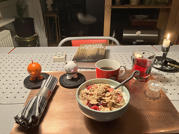 Måndagsfrukost med Hopptisarna Stugorna o rök över köksstolen mitt emot