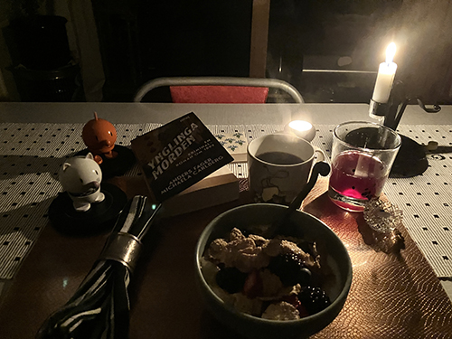 Måndagsfrukost med tända ljus Hopptisarna Ynglingamorden