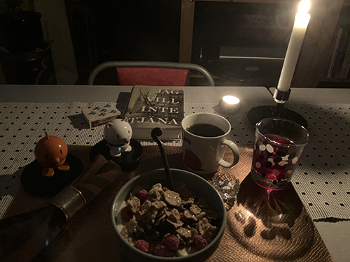 Novemberfrukost med tända ljus Hopptisarna o Jag vill inte tjäna