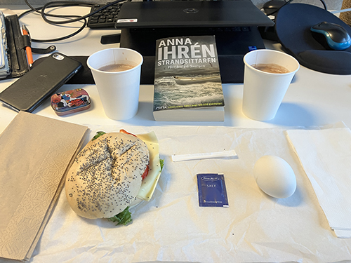 Skrivbordslunch på jobbet med Strandsittaren macka ägg o varm choklad