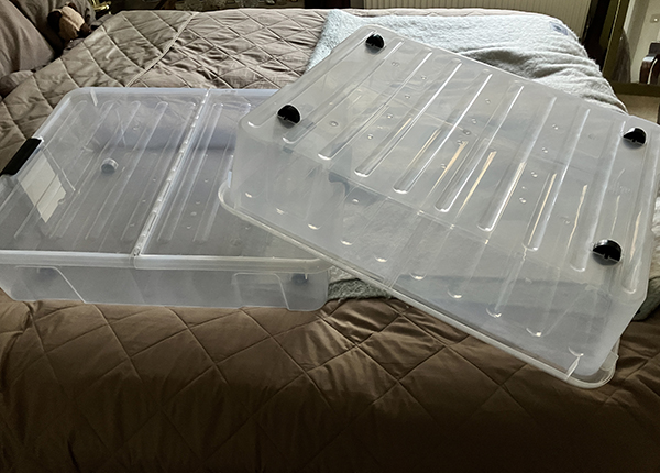 Stora plastlådor med hjul o lock på sängen Stora plastlådor med hjul o lock på sängen