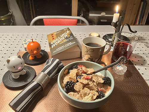 Tisdagsfrukost med kökslampan tänd Hopptisarna Ynglingamorden o tända ljus