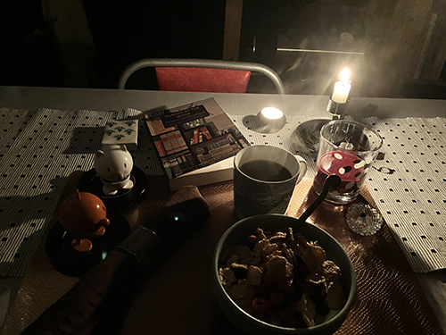 Torsdagsfrukost med tända ljus Hopptisarna o bok rykande hett kaffe Torsdagsfrukost med tända ljus Hopptisarna o bok rykande hett kaffe