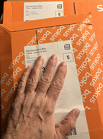 Två bokpaket från Bokus med min hand på