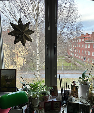 Min första mässingstjärna och svart ljusstake i arbetsrumsfönstret