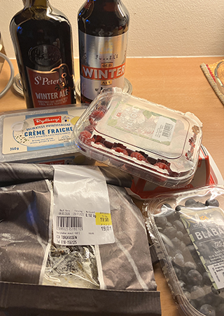 Två julöl potatissallad kycklingklubbor o bär