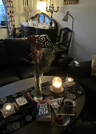 Lördagsfika i vardagsrummet med Noisette och Hon som blev kvar