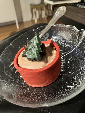 Noisette med röd marsipan och en grön gran