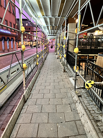 Byggställningar o trottoar Drottninggatan