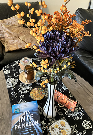 Lördagsbukett i orange o svart från Nya Björck Blomsterhandel