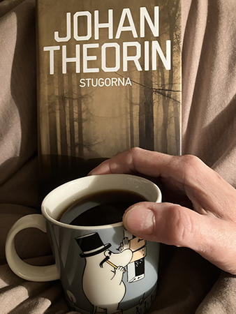 Stugorna o kaffe på sängen med Muminmugg där fönstren spikas igen