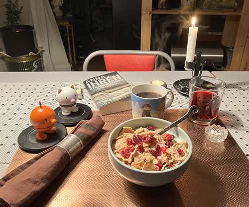 Torsdagsfrukost med Hopptisarna fil Strandsittaren o tänt ljus