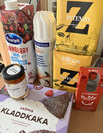 Tranbärsdryck sprejgrädde kaffe äpple- o calvadosmarmelad smaksättare kladdkaka