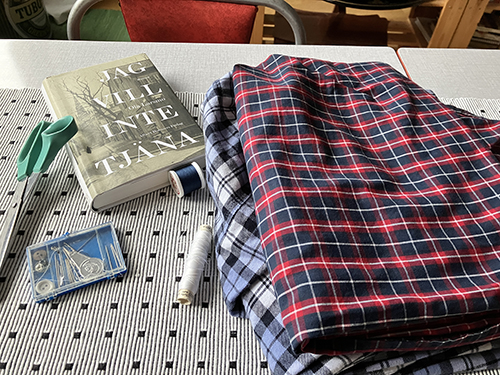 Två pyjamasbyxor som ska lagas o boken Jag vill inte tjäna