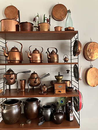 Kopparsaker o Höganäskrus i stringhyllan på köksväggen