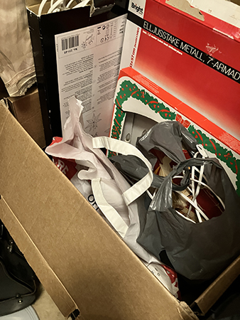 Låda med adventsljusstakar o adventsstjärnor