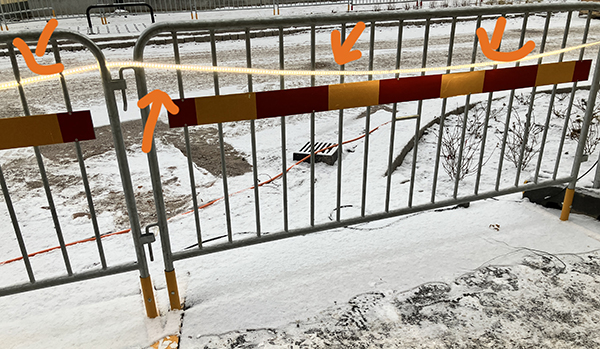 Ljusslinga på avspärrningsstaket Väderkvarnsgatan