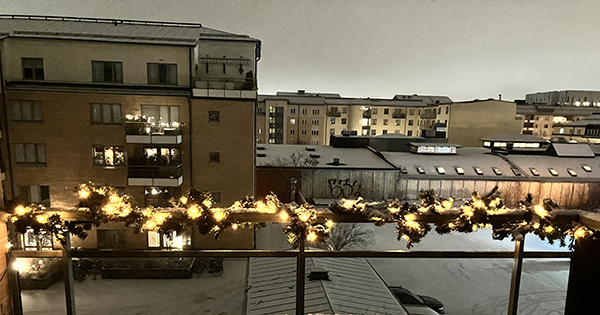 Ljusslingan på balkongen och lite snö