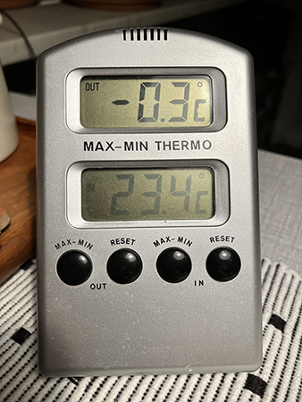 Minus 0 komma tre grader utomhus 23 komma fyra i köket