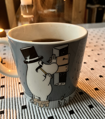 Muminmugg med Muminpappan som spikar igen fönster Muminmugg med Muminpappan som spikar igen fönster