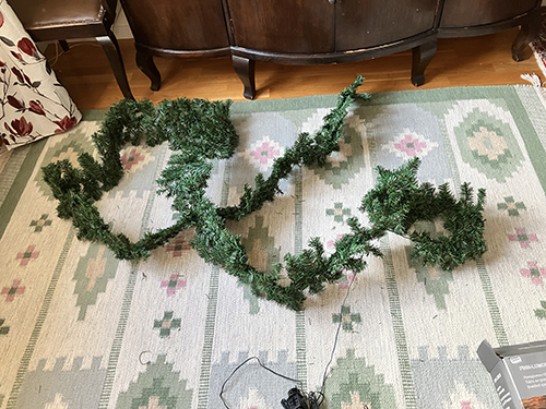 Uppackad o utvecklad ljusslinga på golvet i vardagsrummet