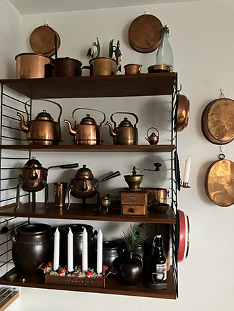 Adventsljusstake i koppar på stringhyllan i köket