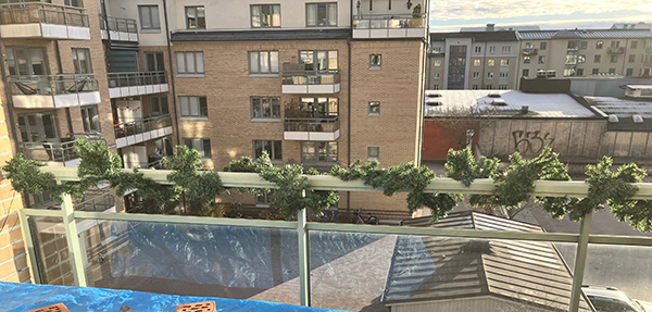 Ljusslingan på balkongräcket i solen