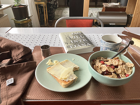 Lördagsfrukost med boken Jag vill inte tjäna